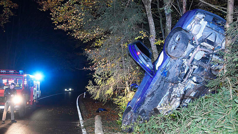 Der hochmotorisierte Audi landete fast senkrecht an einem Baum. Die beiden 18-Jährigen Insassen blieben unverletzt.