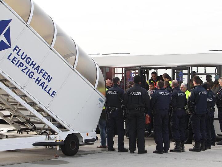 Polizei überwacht eine Sammelabschiebung auf dem Flughafen Leipzig-Halle.