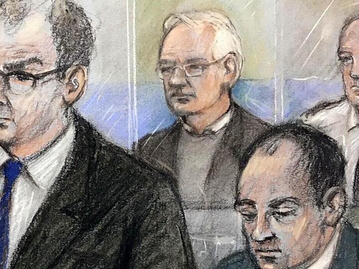 Diese Gerichtszeichnung von Elizabeth Cook zeigt Julian Assange (hinten,l), Wikileaks-Gründer, während der Anhörung.