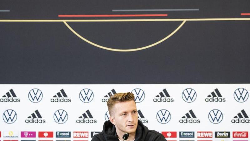 Marco Reus nimmt an der Pressekonferenz des DFB teil.