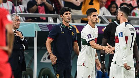 Portugals Cristiano Ronaldo (r) wird für André Silva ausgewechselt.