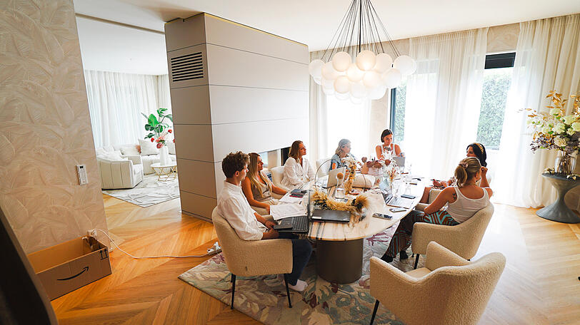 Ihr Team trifft sich zuletzt immer häufiger bei Cathy Hummels im Esszimmer