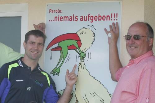 Er hat aufgegeben: Günther Hertel (rechts) will die Eistiger nicht mehr mit Millionen Euros füttern. Für Co-Trainer Martin Jiranek, seinen Chef Andreas Brockmann und die Spieler soll es aber auch in Zukunft einen Arbeitsplatz im Tiger-Käfig geben.