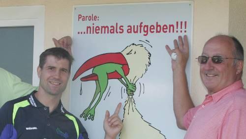 Er hat aufgegeben: Günther Hertel (rechts) will die Eistiger nicht mehr mit Millionen Euros füttern. Für Co-Trainer Martin Jiranek, seinen Chef Andreas Brockmann und die Spieler soll es aber auch in Zukunft einen Arbeitsplatz im Tiger-Käfig geben. Er hat aufgegeben: Günther Hertel (rechts) will die Eistiger nicht mehr mit Millionen Euros füttern. Für Co-Trainer Martin Jiranek, seinen Chef Andreas Brockmann und die Spieler soll es aber auch in Zukunft einen Arbeitsplatz im Tiger-Käfig geben.