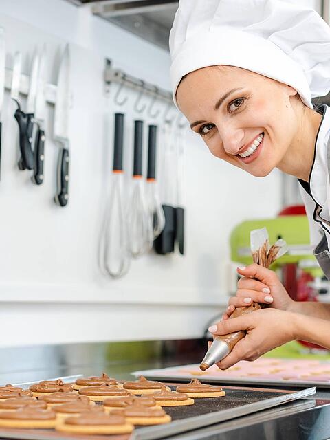 Beim Backen kommt auch häufig mal der Spritzbeutel zum Einsatz. Mit einem Trick lässt sich dieser ganz einfach füllen.