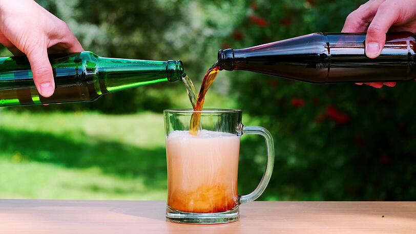 Wenn's mal etwas anderes sein darf: Radler, Diesel oder Berliner Weiße bringen Abwechslung ins Glas. Dabei wird Helles mit Zitronenlimonade, Cola oder Sirup gemischt. Auch der "Russ" (Weizen mit weißem Limo) oder Cola-Weizen sind beliebte Erfrischungsgetränke für den Sommer. Wer etwas mehr verträgt, kann die "Goaßmaß" testen: eine Maß Bier mit halb Cola, halb Dunklem und 4 CL Hochprozentigem. Wenn's mal etwas anderes sein darf: Radler, Diesel oder Berliner Weiße bringen Abwechslung ins Glas. Dabei wird Helles mit Zitronenlimonade, Cola oder Sirup gemischt. Auch der "Russ" (Weizen mit weißem Limo) oder Cola-Weizen sind beliebte Erfrischungsgetränke für den Sommer. Wer etwas mehr verträgt, kann die "Goaßmaß" testen: eine Maß Bier mit halb Cola, halb Dunklem und 4 CL Hochprozentigem.