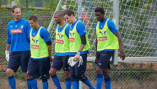 "Hoffenheim hat alles für mich getan, um mir den Start zu erleichtern" - Peniel Mlapa mit seinen neuen Teamkollegen. "Hoffenheim hat alles für mich getan, um mir den Start zu erleichtern" - Peniel Mlapa mit seinen neuen Teamkollegen.