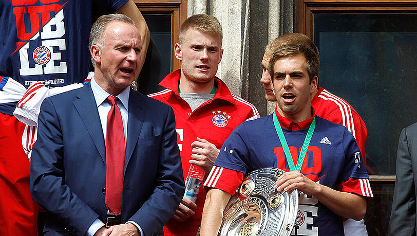 Karl-Heinz Rummenigge (l.) und Philipp Lahm bei der Doublefeier auf dem Rathausbalkon am Marienplatz. Karl-Heinz Rummenigge (l.) und Philipp Lahm bei der Doublefeier auf dem Rathausbalkon am Marienplatz.