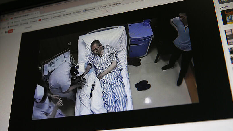 Liu Xiaobo in einem Krankenhaus. Der erkrankte Liu Xiaobo wurde kürzlich aus der Haft entlassen und in ein Krankenhaus verlegt - wirklich "frei" ist er nicht.