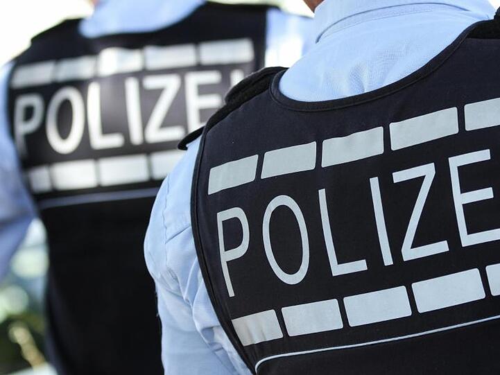 In Westen gekleidete Polizisten. Foto: Silas Stein/dpa/Illustration