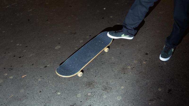 Ein Mann steht mit seinem Fuß auf einem Skateboard. Foto: Gregor Fischer/dpa/Archivbild Ein Mann steht mit seinem Fuß auf einem Skateboard. Foto: Gregor Fischer/dpa/Archivbild