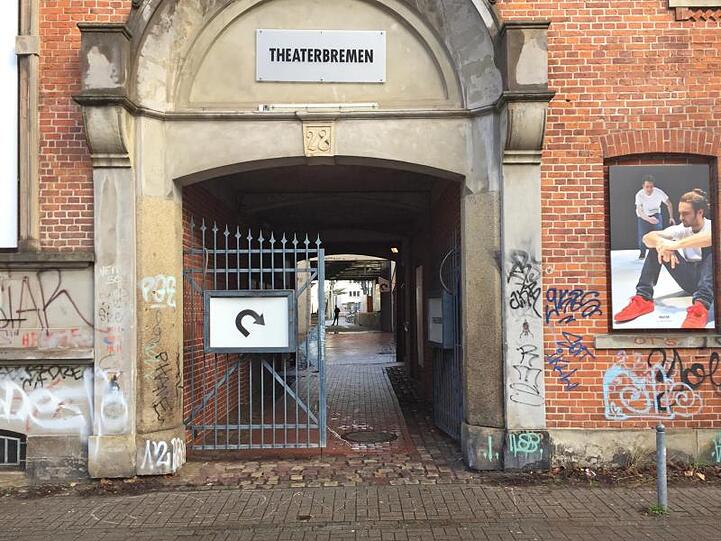 Ein überdachter Durchgang führt zu einem Theater, wo der Bremer AfD-Landeschef Frank Magnitz attackiert und schwer verletzt wurde.