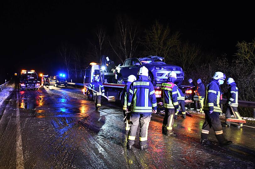 Die 33-Jährige prallte mit ihrem Auto frontal in das Fahrzeug der 20-Jährigen - beide wurden schwer verletzt.