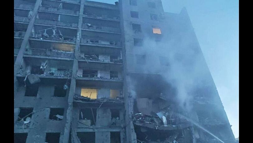 Feuerwehrleute versuchen nach russischen Raketenangriffen die Flammen in einem Wohnhaus in Odessa zu löschen.