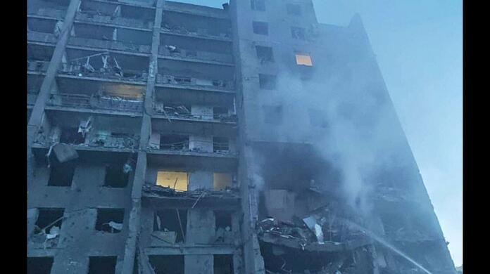 Feuerwehrleute versuchen nach russischen Raketenangriffen die Flammen in einem Wohnhaus in Odessa zu löschen.