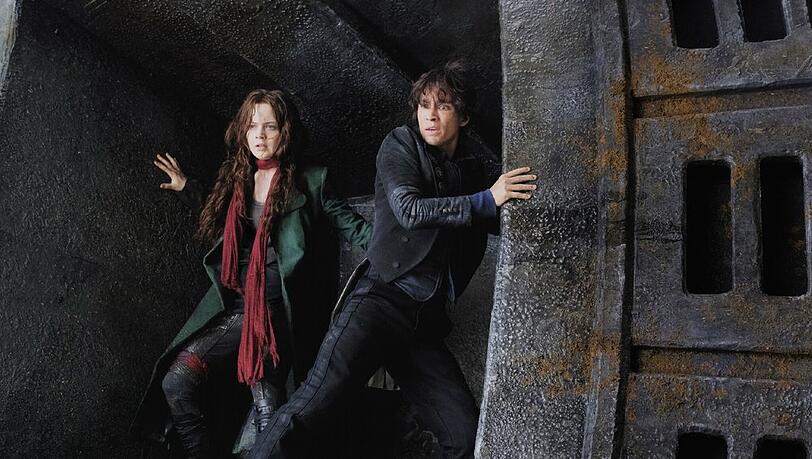 "Mortal Engines: Krieg der Städte": Hester Shaw (Hera Hilmar) und Tom Natsworthy (Robert Sheehan) müssen um ihr Leben fürchten.