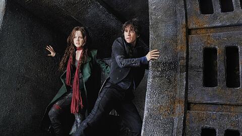 "Mortal Engines: Krieg der Städte": Hester Shaw (Hera Hilmar) und Tom Natsworthy (Robert Sheehan) müssen um ihr Leben fürchten.