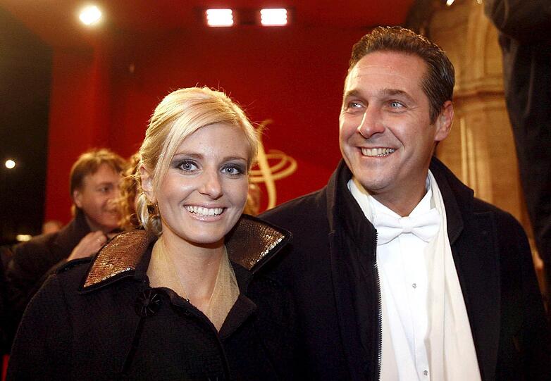Wie auch der rechtsradikale Abgeordnete Heinz-Christian Strache mit seiner Begleiterin.
