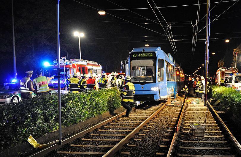 Dachauer Straße
Tödlicher Unfall in der Nacht. Ein Fußgänger wird von einer Trambahn erfasst und mitgeschleift. Der Vorderwagen des Zuges wird durch die Feuerwehr angehoben. Der Notarzt kann nichts mehr für den Mann tun. Er verstirbt unter der Straßenbahn. Die Dachauer Straße ist für zweieinhalb Stunden gesperrt.