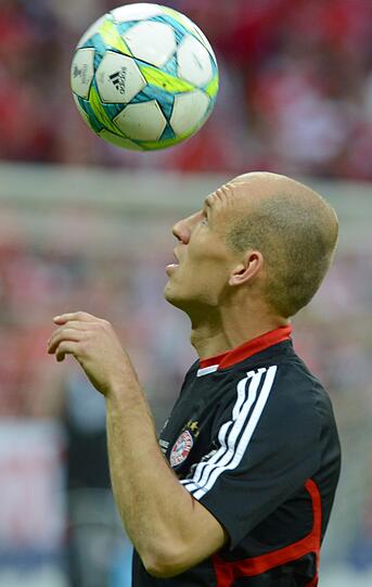 Arjen Robben wärmt sich mit Ball auf.
