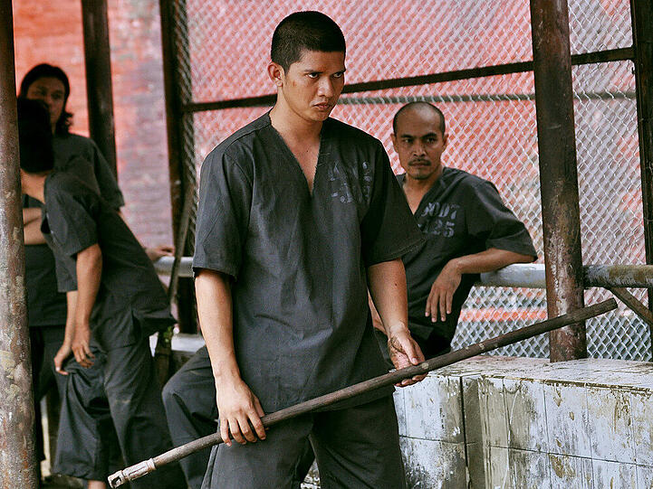 Polizist Rama (Iko Uwais) kämpft undercover im Gefängis um sein Leben