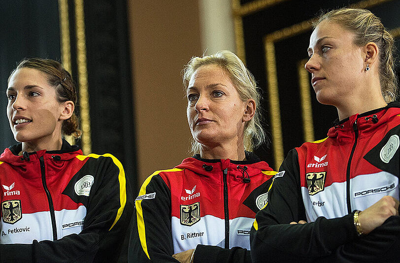 Bundestrainerin Barbara Rittner (Mitte) mit ihren Top-Spielerinnen Angelique Kerber (rechts) und Andrea Petkovic.