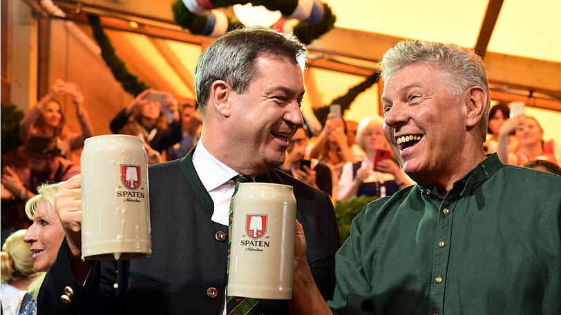 Premiere für Ministerpräsident Markus Söder (l.): Von OB Dieter Reiter (r.) bekommt er die erste Wiesn-Maß des Jahres.