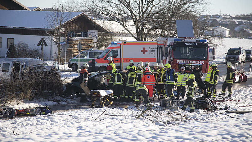 Beide Autos sind vollkommen zerstört, die Fahrer erlitten schwerste Verletzungen. Die Bilder vom Unfallort in Nußdorf.