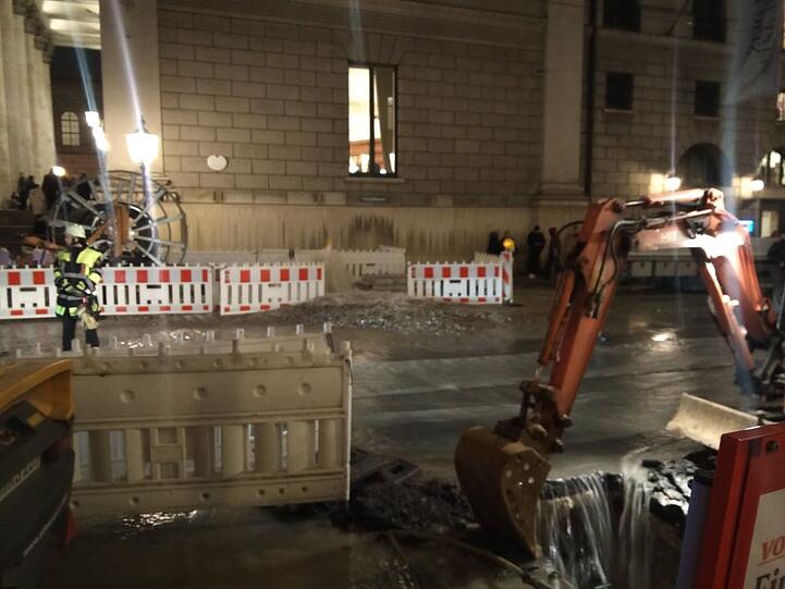Ein Wasserrohrbruch hat die Maximilianstraße überflutet. Die Bilder.