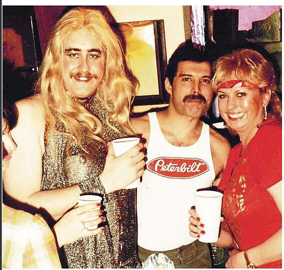 Freddie Mercury mit seinem Assistenten Peter Freestone und Barbara Valentin in der Deutschen Eiche.