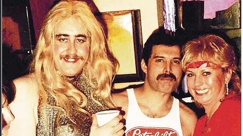 Freddie Mercury mit seinem Assistenten Peter Freestone und Barbara Valentin in der Deutschen Eiche.