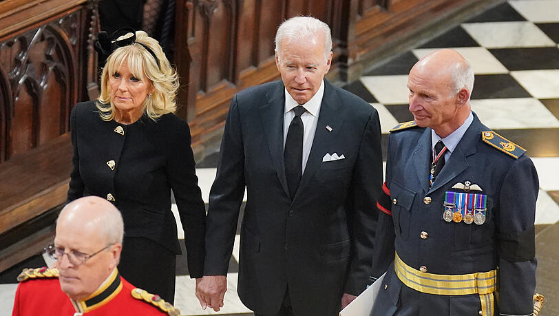 US-Präsident Joe Biden und First Lady Jill kommen Hand in Hand US-Präsident Joe Biden und First Lady Jill kommen Hand in Hand