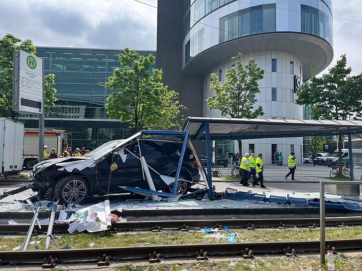 An der Ecke Arnulfstraße/Donnersbergerstraße ist ein Auto in das Wartehäuschen einer Trambahn-Haltestelle hineingefahren.