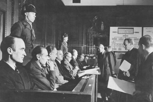 In Nürnberg als Kriegsverbrecher auf der Anklagebank: Alfried Krupp von Bohlen und Halbach (vorne links) und elf maßgebliche Direktoren des Krupp-Konzerns.
