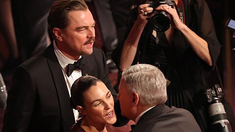 Leonardo DiCaprio kam mit Schnauzer - und seiner Freundin Vittoria Ceretti, die auch viele seiner Kollegen begr&uuml;&szlig;en durfte.