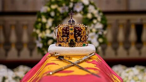 Der Sarg von K&ouml;nig Harald V. in der Palastkapelle.