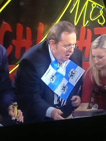 Ottfried Fischer bei seiner letzten Schlachthof-Sendung im BR. Mit Löwen-Serviette...