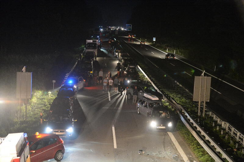 Unfall-Drama auf der A8 bei Grabenstätt: Eine französische Familie kracht mit ihrem Auto in ein Pannen-Auto. Bei dem Crash entsteht ein Trümmerfeld mit einer Länge von 300 Metern. Die Insassen kommen in die Klinik. Die Bilder...