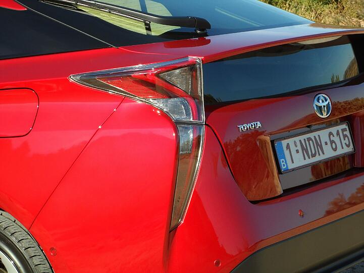 Markante Frontpartie mit klaren Anleihen bei Toyotas Wasserstoff-Auto Mirai: Der Toyota Prius sticht mit seiner eigenwilligen Design-Sprache aus der Masse heraus.