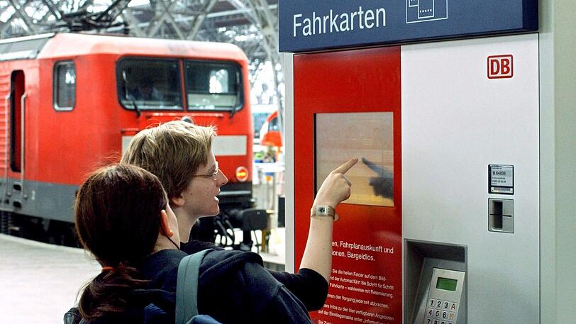 Zwei Reisende kaufen am Fahrkartenautomat ein Ticket (Symbolbild).