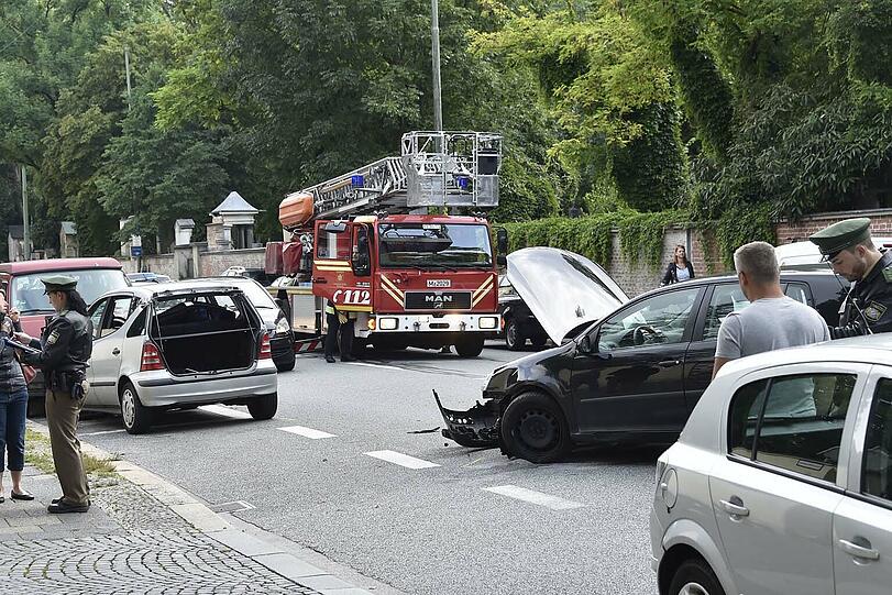 Die Feuerwehr musste das Dach des Mercedes abschneiden, um die Schwerverletzte rauszuholen.