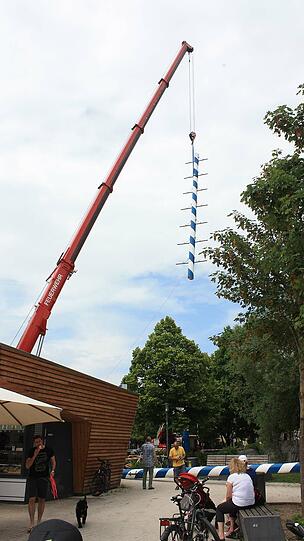 Weg ist der Maibaum in Thalkirchen: Klicken Sie sich durch die Bilder des Feuerwehreinsatzes.