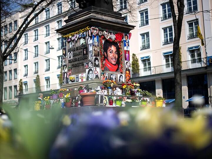 Der Sockel des Denkmals für den Komponisten Orlando-di-Lasso ist zum Michael Jackson Denkmal umfunktioniert worden.
