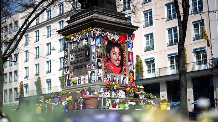 Der Sockel des Denkmals für den Komponisten Orlando-di-Lasso ist zum Michael Jackson Denkmal umfunktioniert worden.