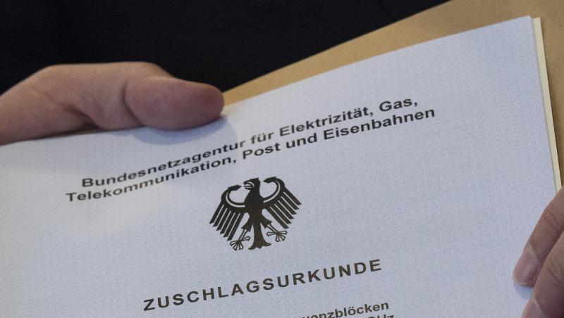Die offizielle "Zuschlagsurkunde" wird dem Vertreter eines Mobilfunkunternehmens in den Räumen der Bundesnetzagentur übergeben. Die offizielle "Zuschlagsurkunde" wird dem Vertreter eines Mobilfunkunternehmens in den Räumen der Bundesnetzagentur übergeben.