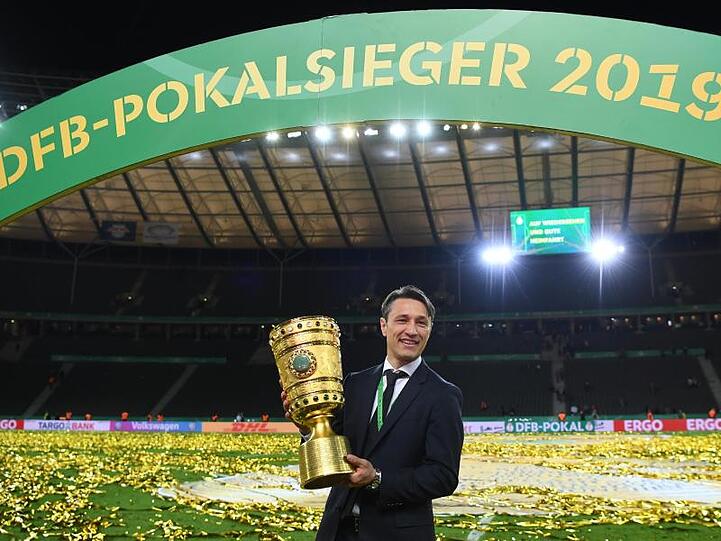 Bayern-Trainer Niko Kovac präsentiert nach der Siegerehrung den DFB-Pokal.