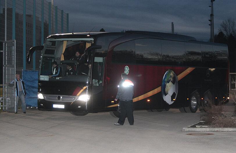 1. März 2010: Maradona trifft mit seinem Team am Trainingsgelände des TSV 1860 ein.