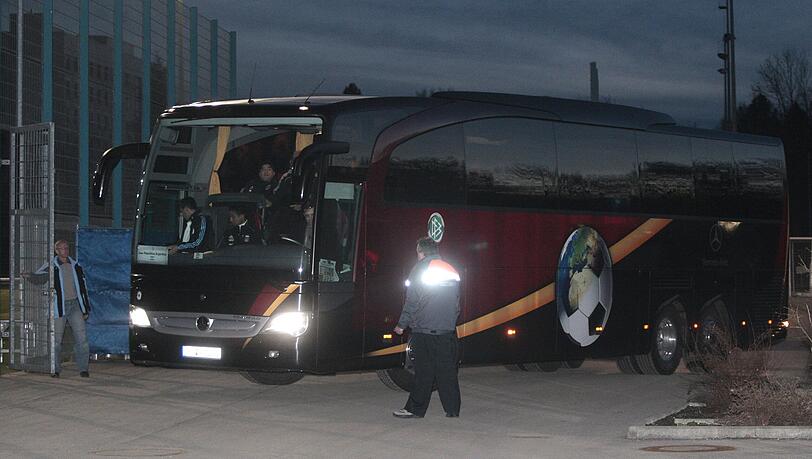 1. März 2010: Maradona trifft mit seinem Team am Trainingsgelände des TSV 1860 ein. 1. März 2010: Maradona trifft mit seinem Team am Trainingsgelände des TSV 1860 ein.
