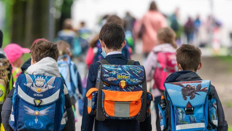 Schulkinder gehen in die Schule.