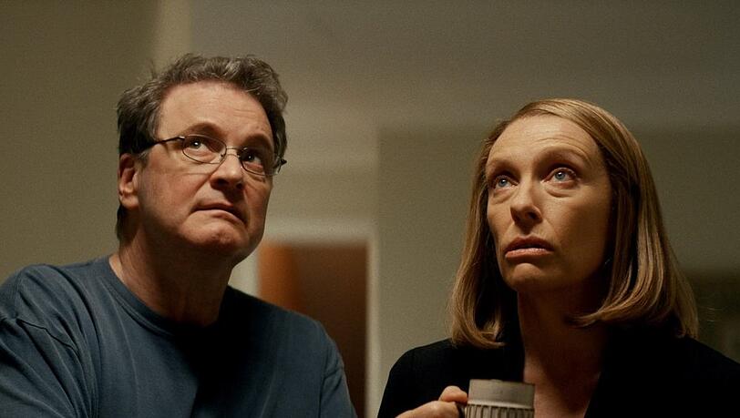 Unheil für Colin Firth und Toni Collette in "The Staircase".